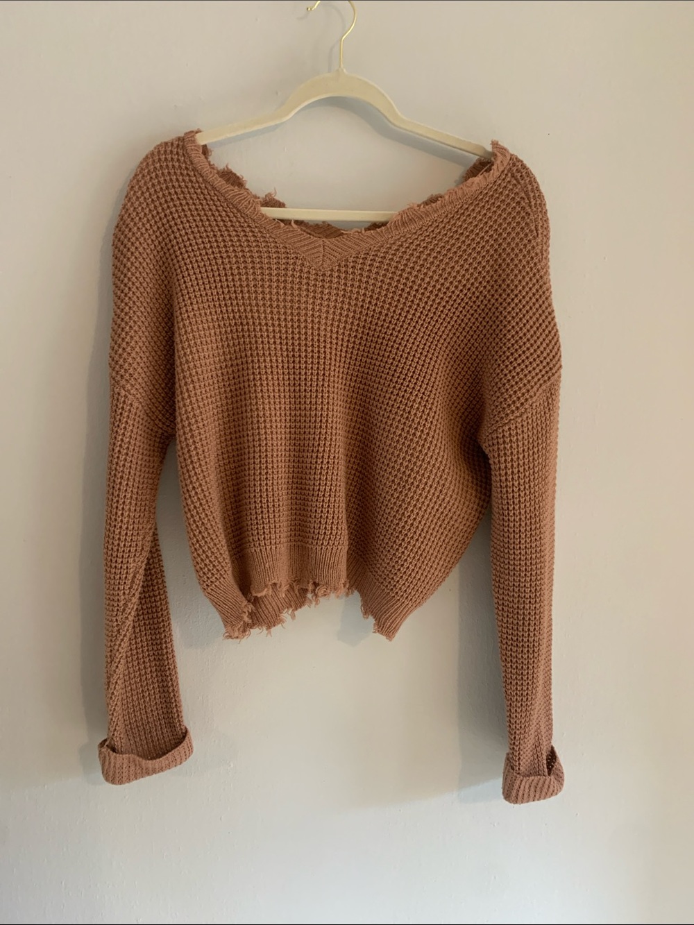 MOON & MADISON Waffle-Knit V-Neck Cropped Sweater in Dusty Mauve
